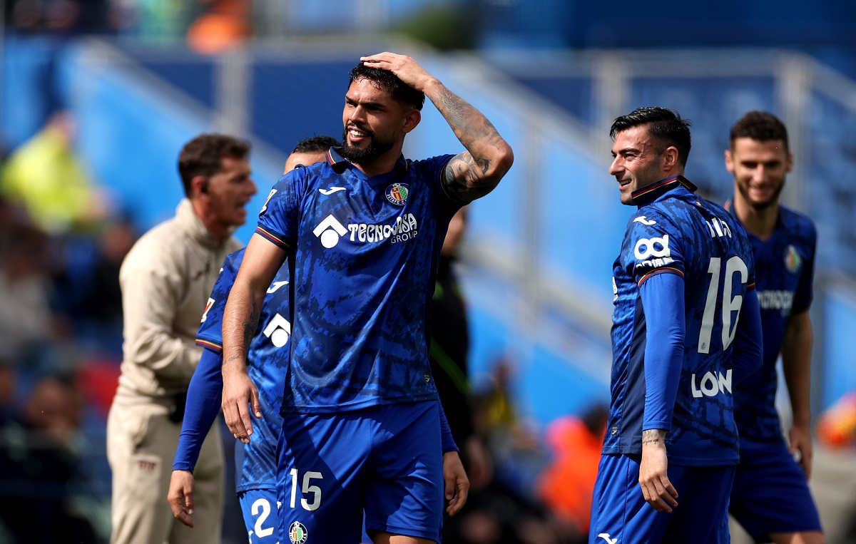El paraguayo Omar Alderete adelantó al Getafe ante Las Palmas y sufrió cuatro minutos por el VAR