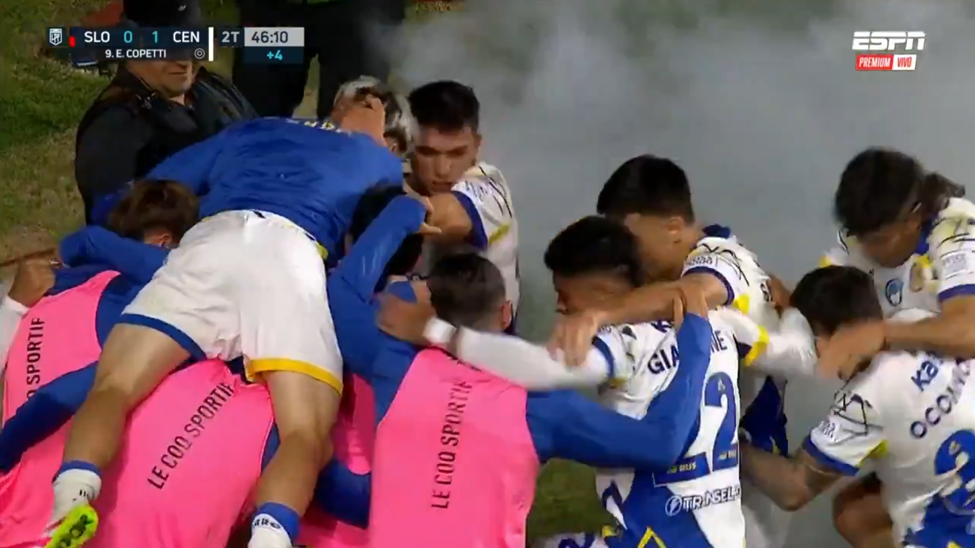 Final violento en San Lorenzo: un proyectil lanzado al campo explotó durante el festejo del gol de Rosario Central