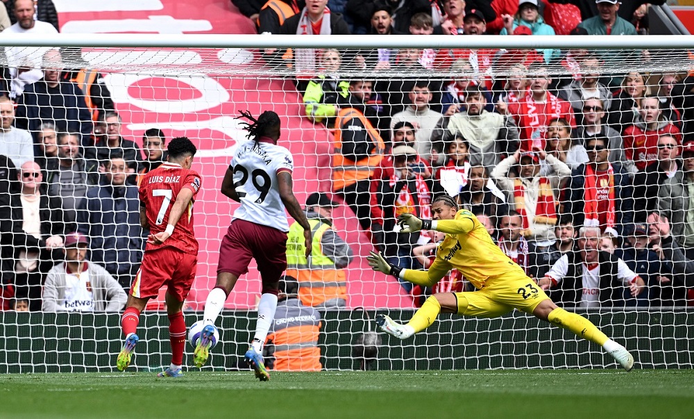 Liverpool le ganó al West Ham en un final de locos y logró un paso más hacia el título de Premier League