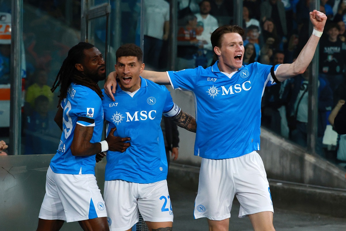 Napoli derrotó al Torino con doblete de McTominay y se subió a la cima en soledad de la Serie A