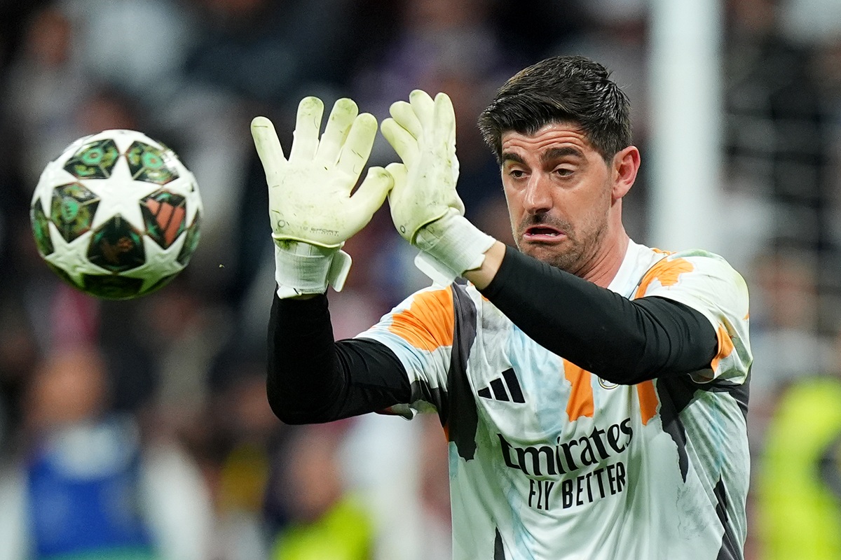 Courtois evitó un golpazo en el Bernabéu: atajó polémico penal a Saka