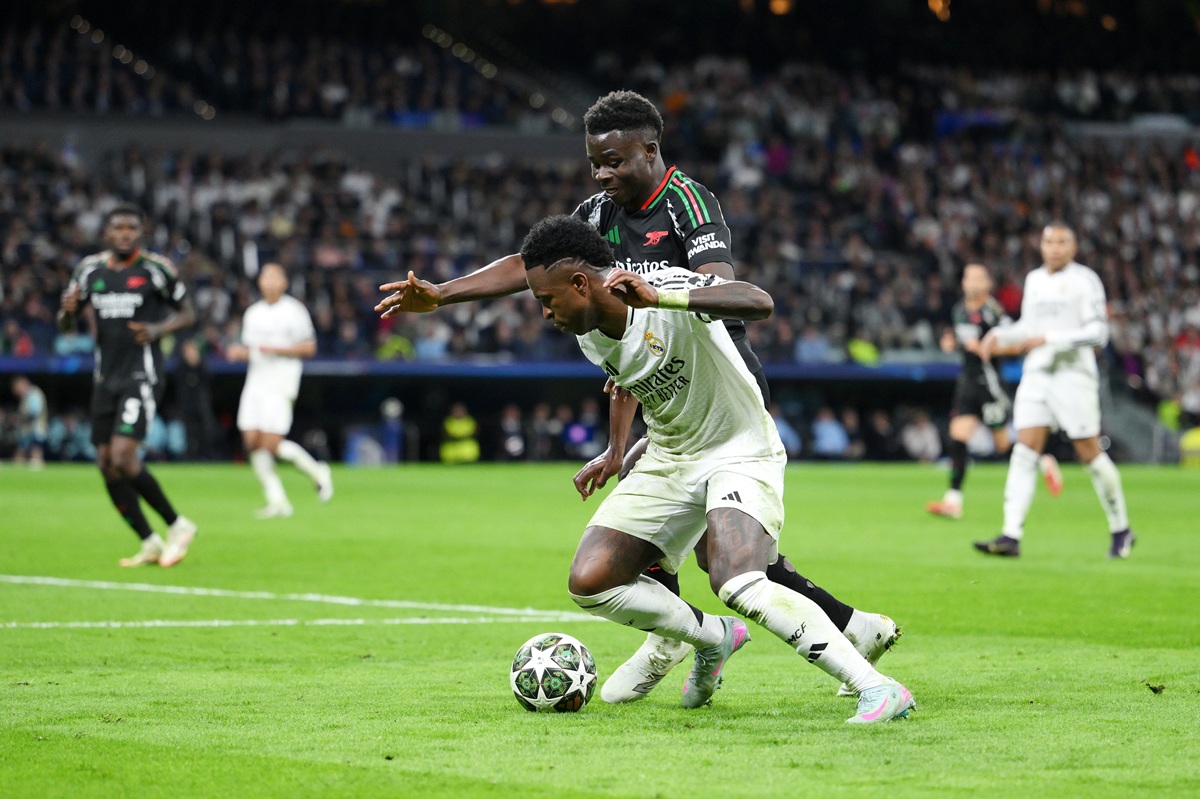 Saka tomó revancha pero Real Madrid reaccionó de inmediato con Vinicius