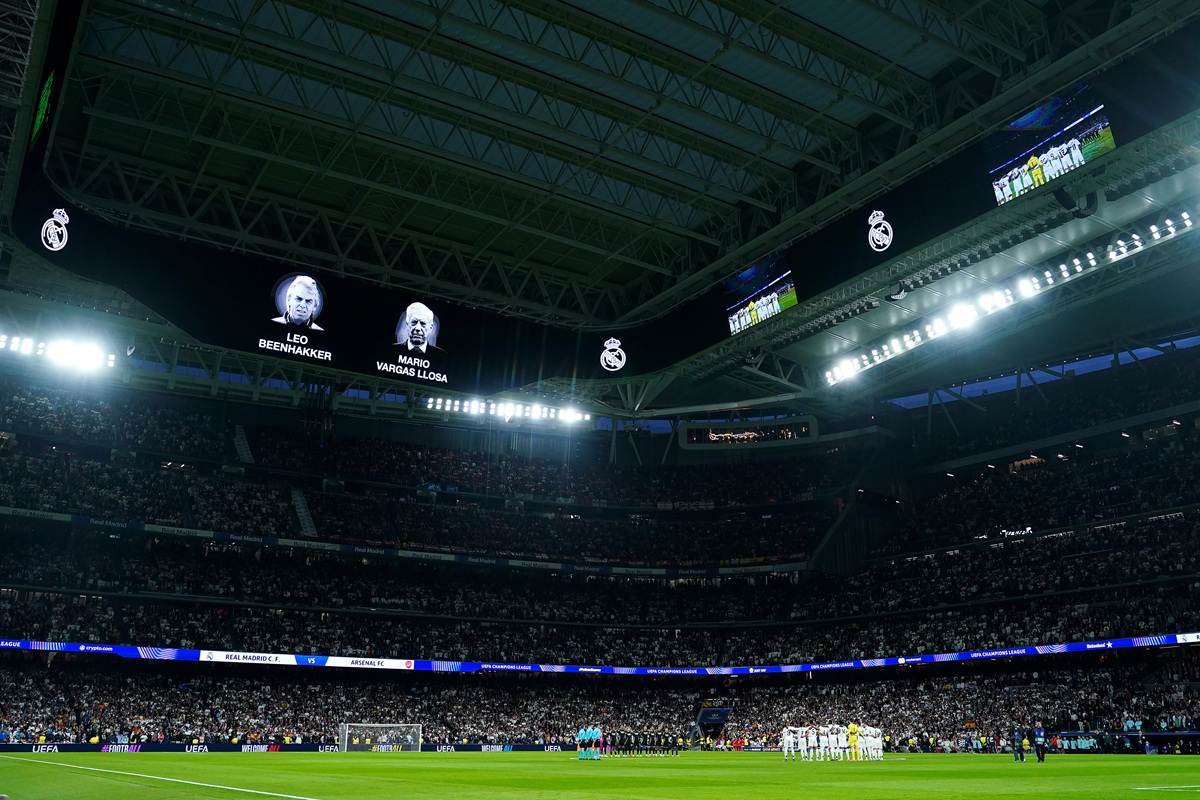 Real Madrid homenajeó a Leo Beenhakker y Mario Vargas Llosa en la noche de Champions League
