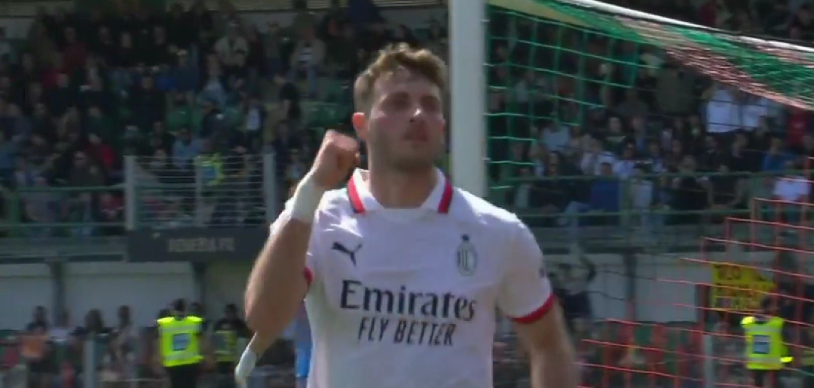 Santi Giménez marcó ante Venezia su quinto gol con Milan