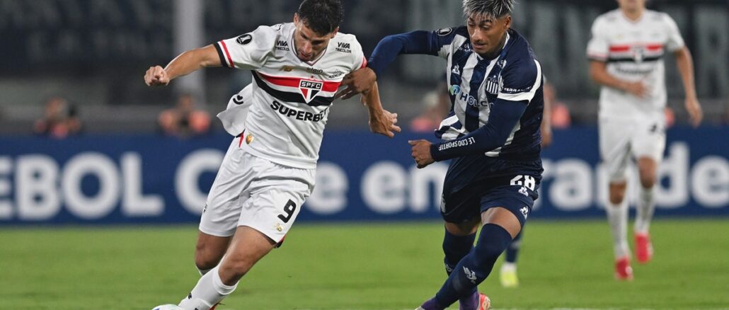 CONMEBOL multó a Talleres por cantos racistas