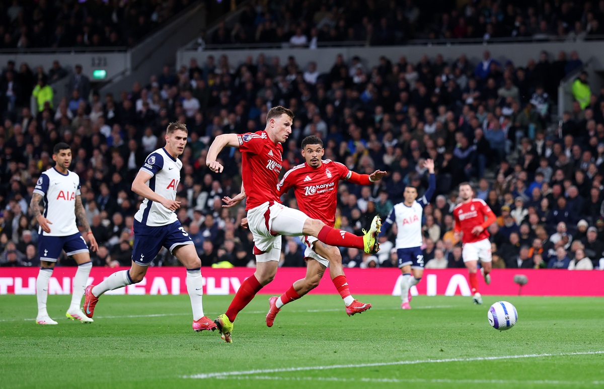 Nottingham Forest volvió al triunfo ante Tottenham y al podio en Premier League
