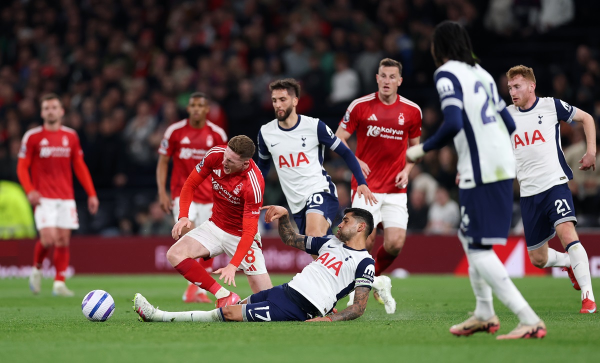 Tottenham y Nottingham Forest jugaron sin VAR durante un rato por una alarma de incendio