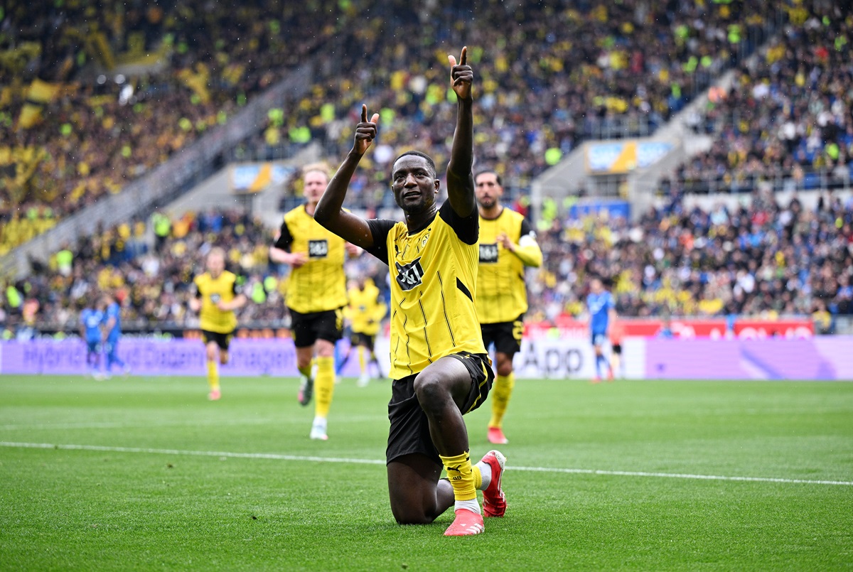 Borussia Dortmund derrotó con polémica a Hoffenheim y se acomoda en zona europea
