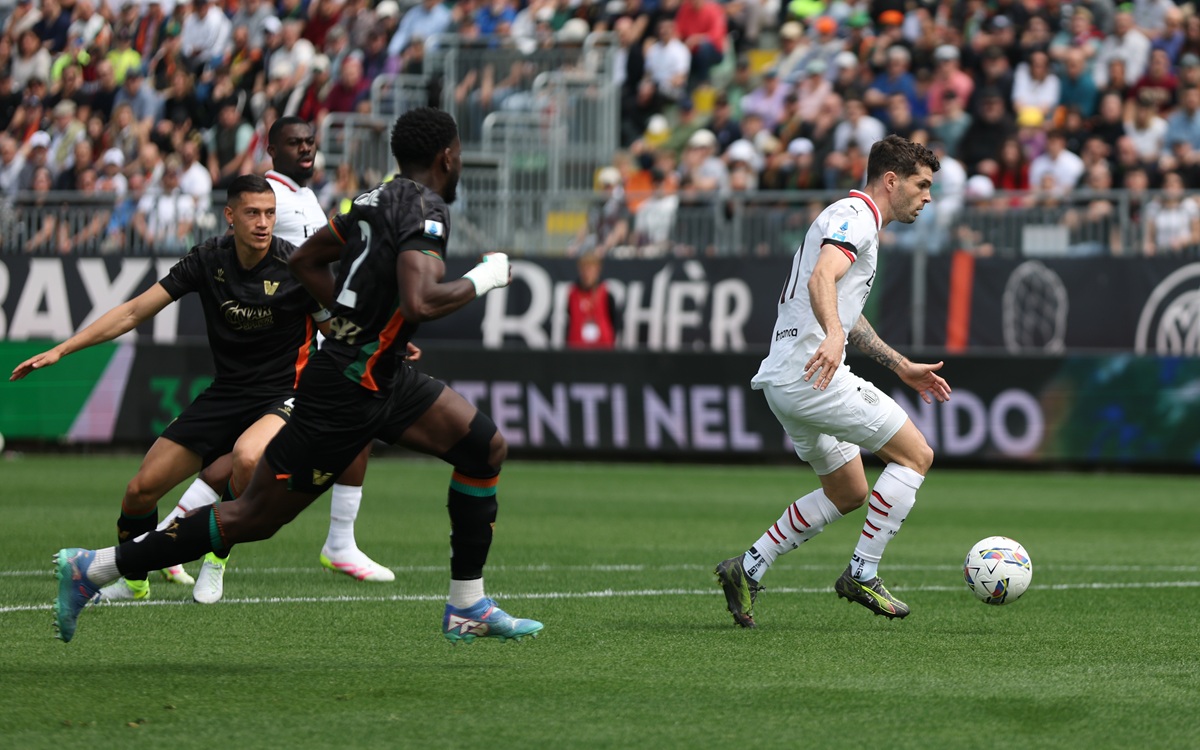 Milan ganó en Venecia y no se rinde en su objetivo europeo