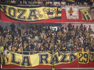 Un hincha de Guaraní fue detenido en Independiente por romper billetes de pesos argentina