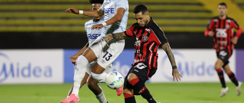 Católica dominó su grupo y derrotó a Vitória