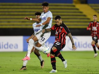 Católica dominó su grupo y derrotó a Vitória