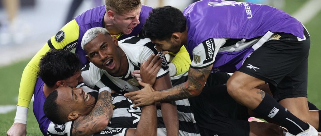 Botafogo 1-0 U de Chile Botafogo venció a U de Chile y consiguió clasificarse a octavos de final.