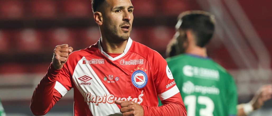 Argentinos goleó a Excursionistas