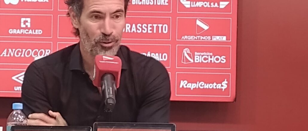 Eduardo Domínguez sufrió una dura derrota con Estudiantes de La Plata ante Argentinos Juniors