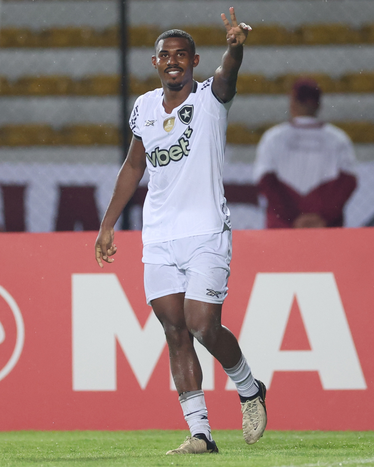 Botafogo lo ganó en el final ante Carabobo y mete presión en el Grupo A