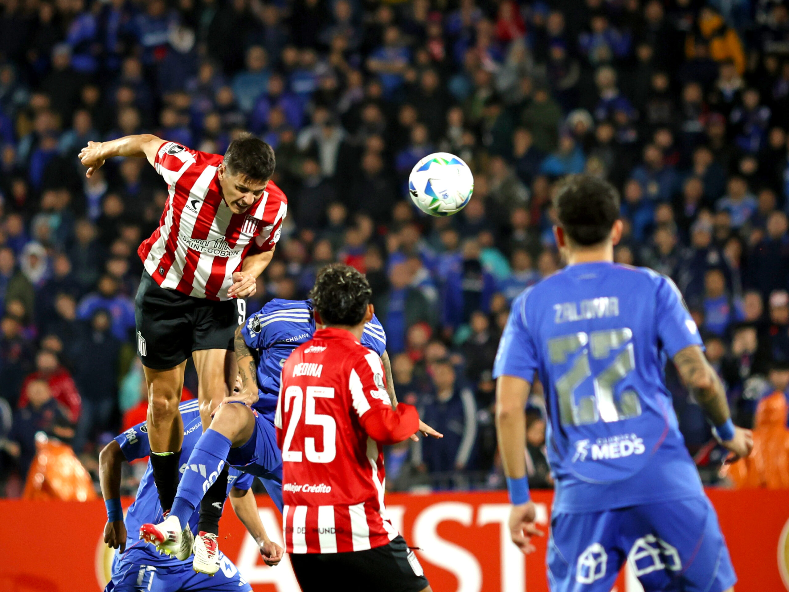 Estudiantes goleó a Universidad de Chile