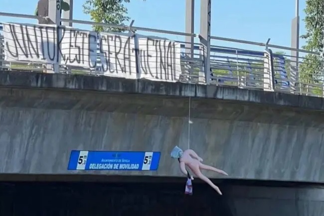 Cuelgan un muñeco. Apareció un muñeco colgado en un puente contra el presidente del Sevilla.