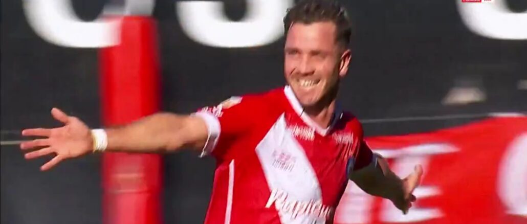 Tomás Molina celebra su segundo gol ante Estudiantes Argentinos quebró a Estudiantes con furioso doblete