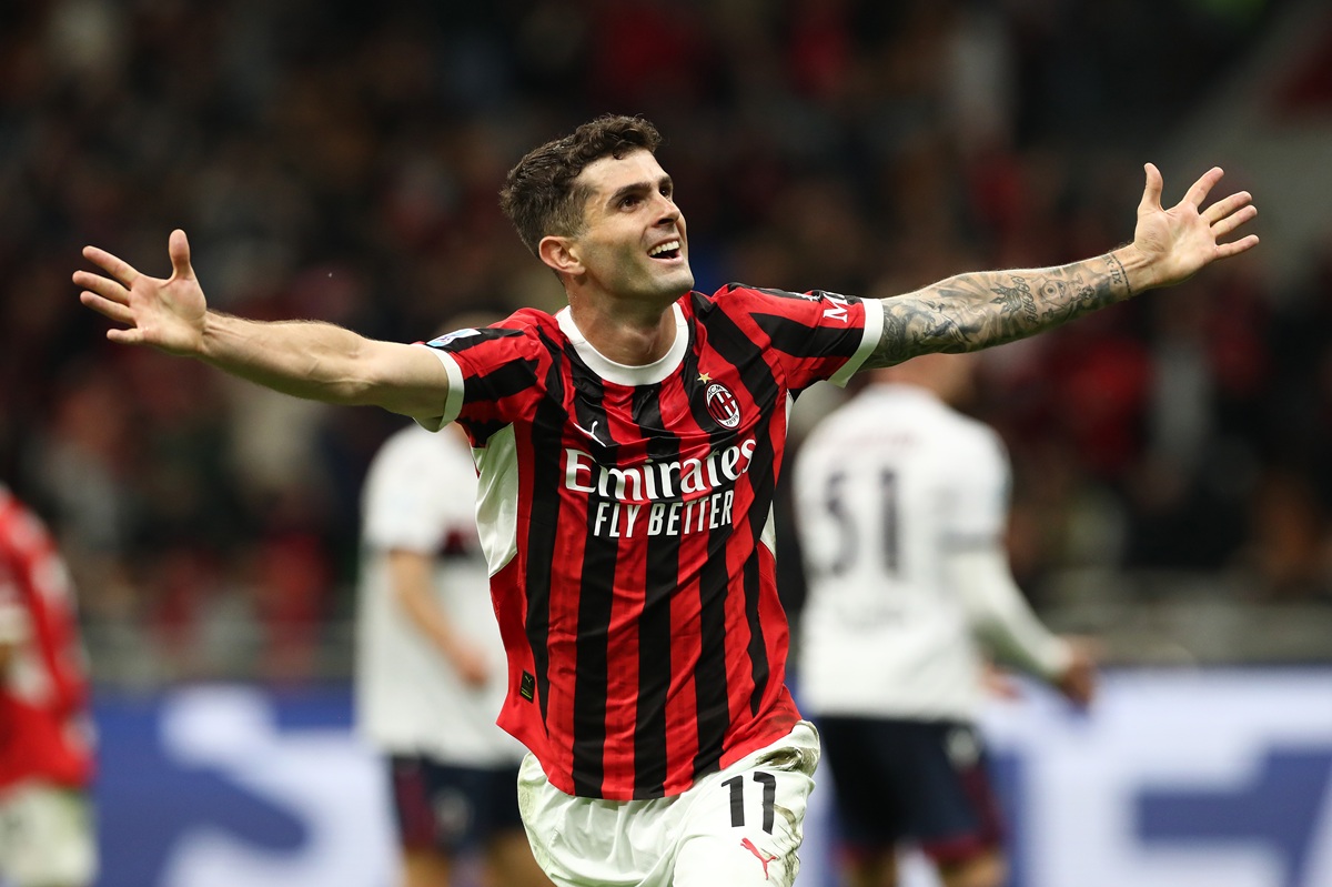 Milan remontó ante Bologna y sigue peleando una plaza europea