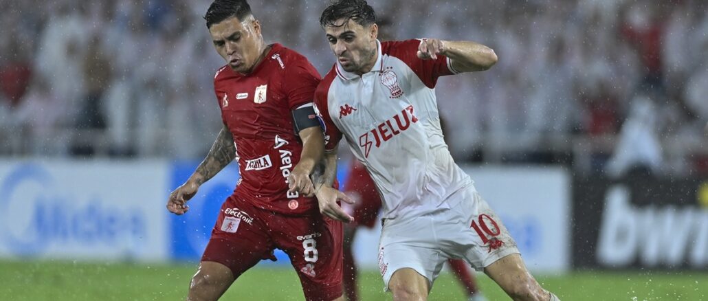 Walter Mazzantti en acción Huracán empató en Cali