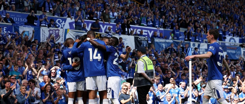 Everton celebra un gol Everton despidió Goodison Park