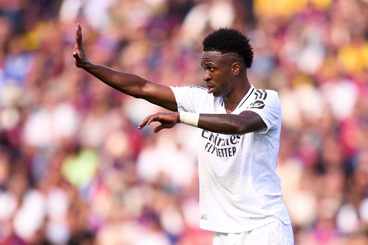 Un año de prisión y multa para los fanáticos del Valladolid por insultos racistas a Vinicius