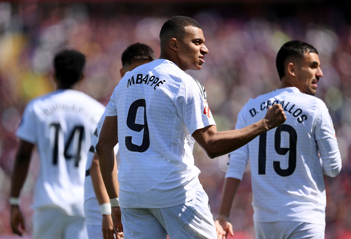 Mbappé marcó hat-trick y lleva 11 goles en 8 partidos contra Barcelona