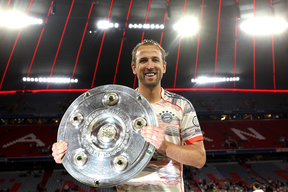 Harry Kane con el trofeo de Bundesliga