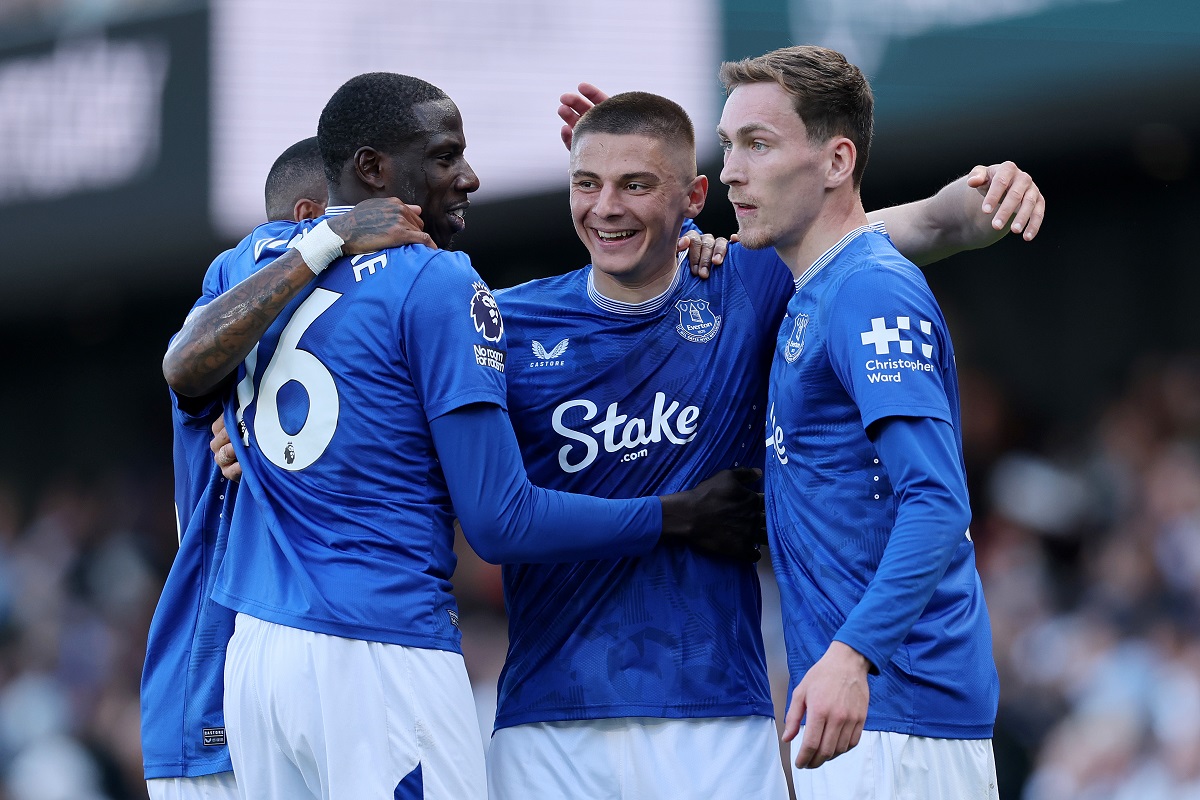 Everton volvió al triunfo tras tres partidos ante Fulham en Craven Cottage