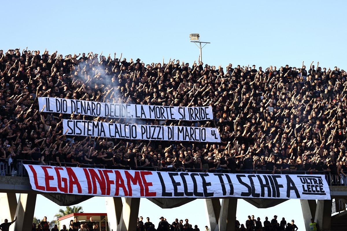 Lecce desafía otra vez a la Serie A con un mensaje: «El calcio huele fatal y da asco»