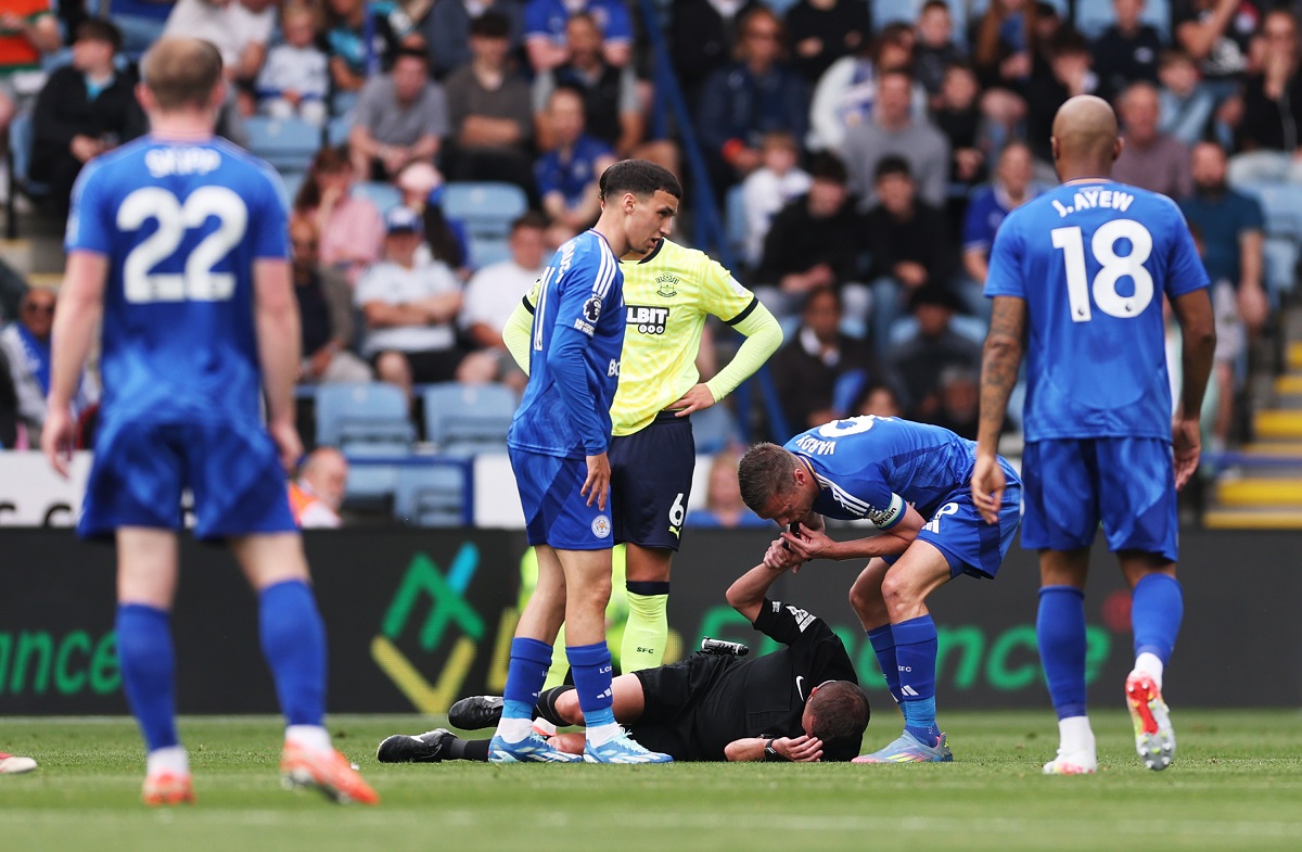 Jamie Vardy, el héroe de la Premier League asistiendo a David Webb con un gesto rival
