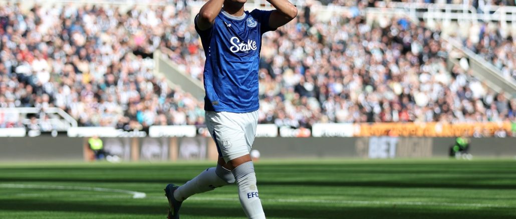 Carlos Alcaraz metió un gol para Everton frente al Newcastle.