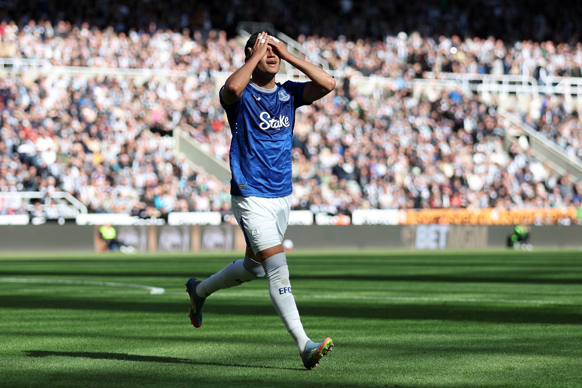 Carlos Alcaraz anota su segundo gol en el Everton y complica al Newcastle