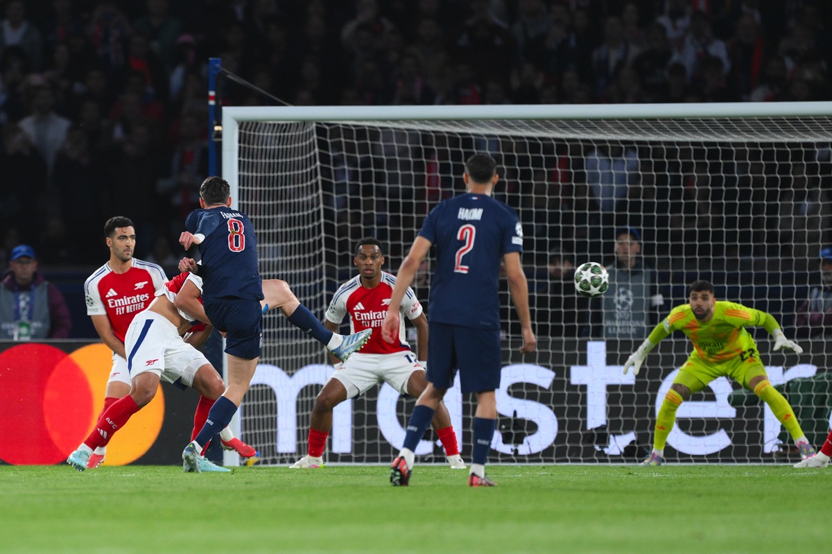 Raya sostiene al Arsenal
