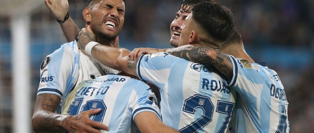 Racing goleó a Colo Colo y aseguró su pase a los octavos de final de la Copa Libertadores.