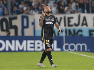 Arturo Vidal le hizo gestos a los hinchas de Racing y se fue expulsado.