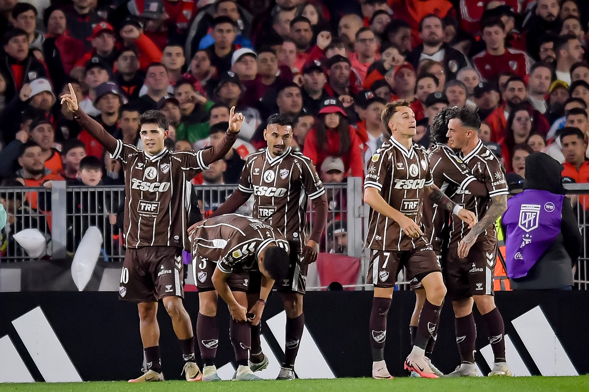 Platense hizo historia y eliminó en los penales a River en el Monumental
