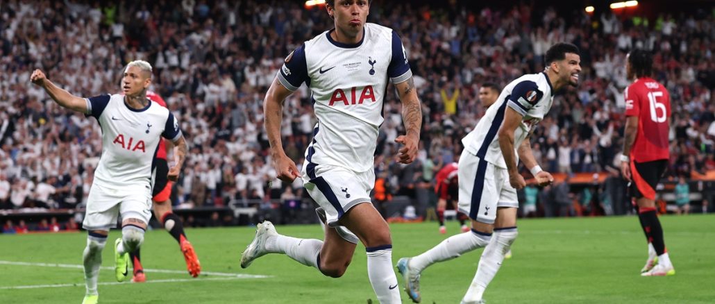 Brennan Johnson celebra el gol del triunfo Tottenham campeón de Europa League