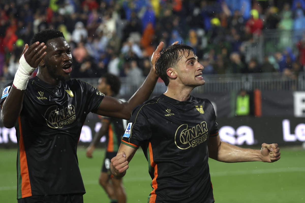 Venezia derrotó a Fiorentina y dejó en llamas la definición por el descenso en Serie A