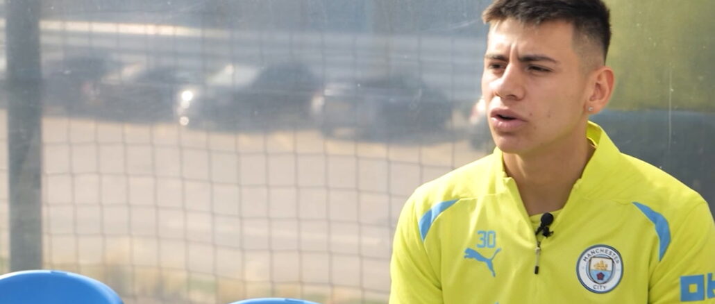 Claudio Echeverri, entre su charla con Julián Álvarez y sus aspiraciones en el City.