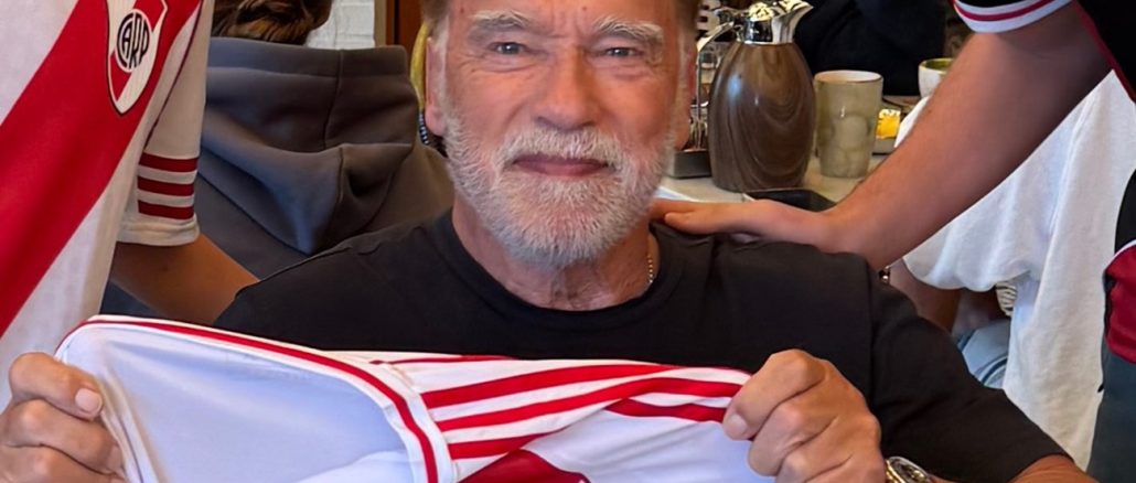 Arnold Schwarzenegger posó con una camiseta de River Plate