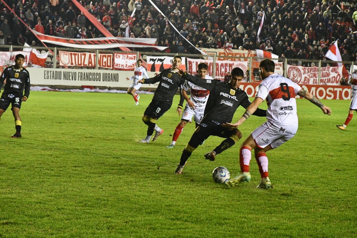 Deportivo Morón le ganó el clásico a Almirante y quedó como escolta