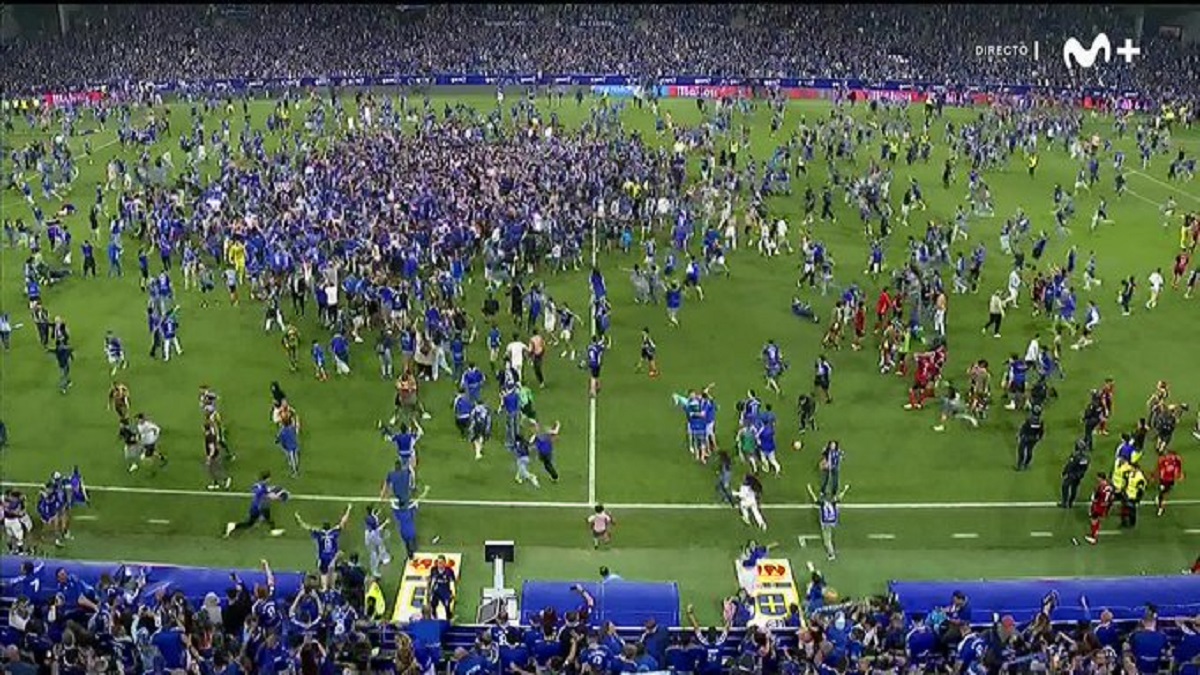 Invasión total al campo de los fanáticos del Real Oviedo tras el ascenso a La Liga