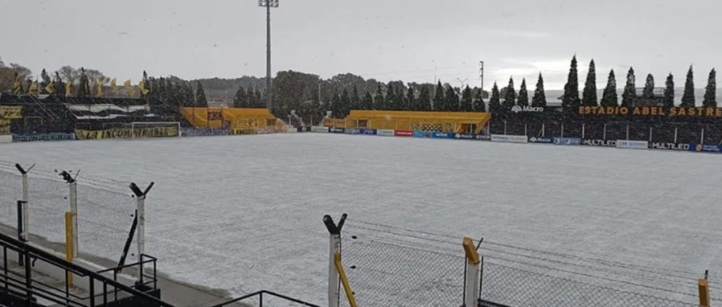La cancha del Deportivo Madryn totalmente nevada Deportivo Madryn amaneció con nieve y ahora hay que ver si se juega el partido con Quilmes