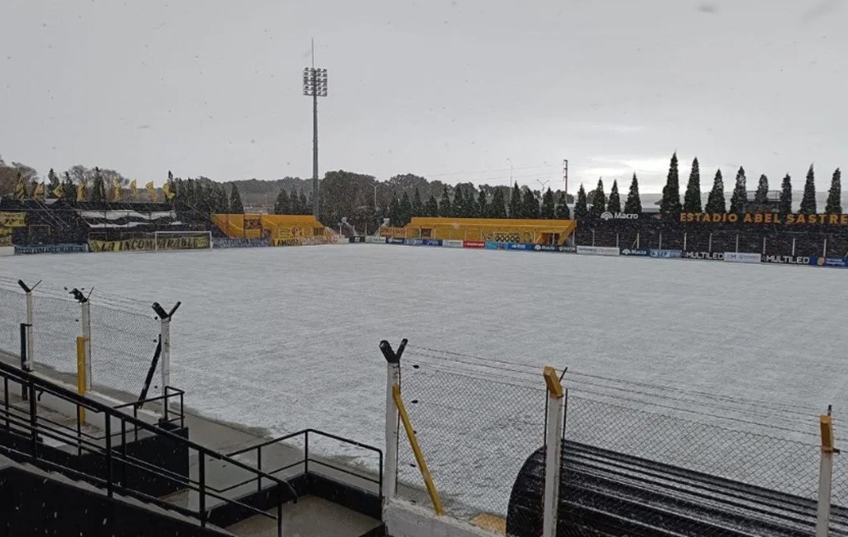 La cancha de Deportivo Madryn amaneció con nieve y peligra el partido con Quilmes
