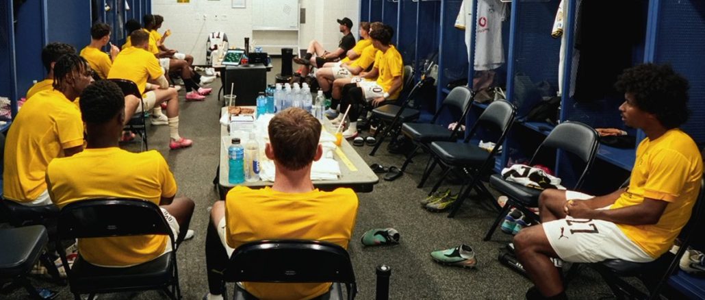 Por el calor sofocante, los suplentes de Borussia Dortmund se quedaron en el vestuario durante el primer tiempo