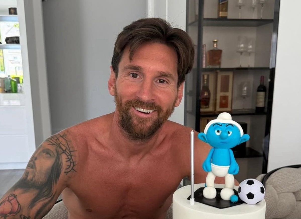 Lionel Messi llegó a los 38 años y le hicieron una torta con motivo de los Pitufos