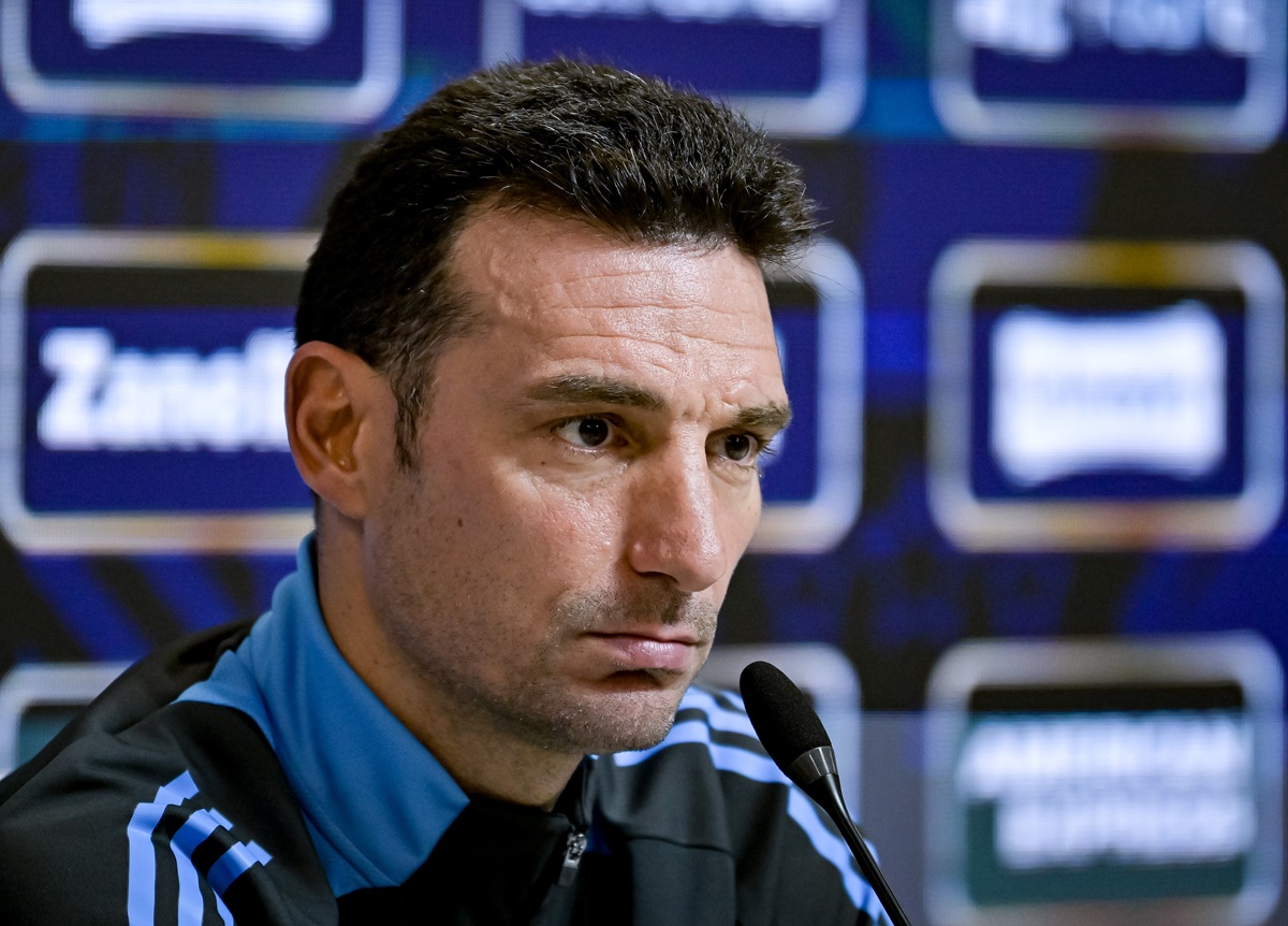 Scaloni habló del escándalo en Newell´s: “Tenemos que decirles a los chicos que se saquen la foto”