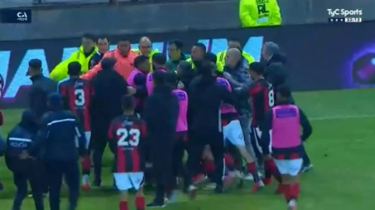 Escándalo en Copa Argentina: jugadores de Defensores corrieron al árbitro en el final